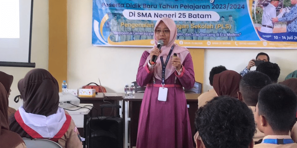 Dekan FTID dan FTIN ITEBA Menginspirasi Siswa Baru SMAN 25 Batam: Memaksimalkan Potensi Digital Learning di Era Teknologi Informasi